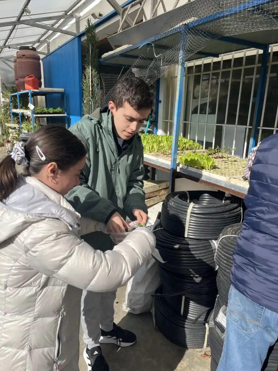 Alumnos del CEE Jenara Carrasco en el huerto escolar inclusivo