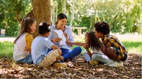 Grupo de estudiantes realizando una actividad educativa al aire libre