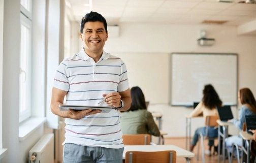 Docente con alumnado en un aula, perfil al que se dirige Naturaliza Aulas
