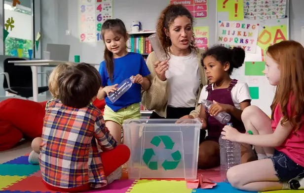Alumnado trabajando el reciclaje y la economía circular en el aula