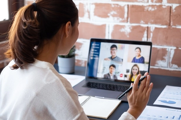Docente realizando formación online en educación ambiental
