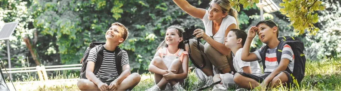 Alumnado participando en una actividad de educación ambiental al aire libre