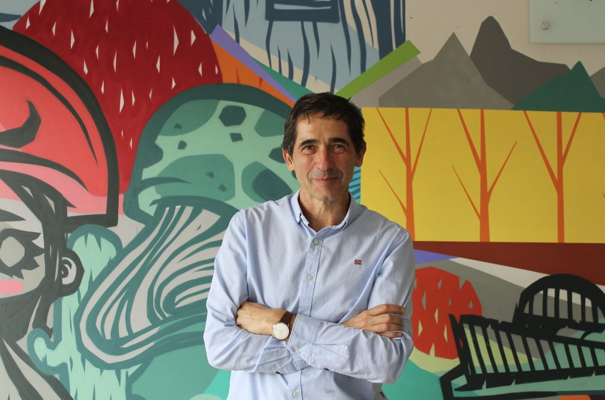 Rafael, un docente comprometido con la educación ambiental en Ceuta, interactuando con estudiantes en un entorno natural, promoviendo la conciencia ecológica y la sostenibilidad.