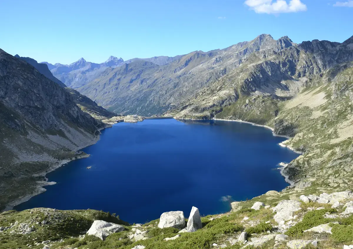 Lago panorámico representando ecosistema acuático