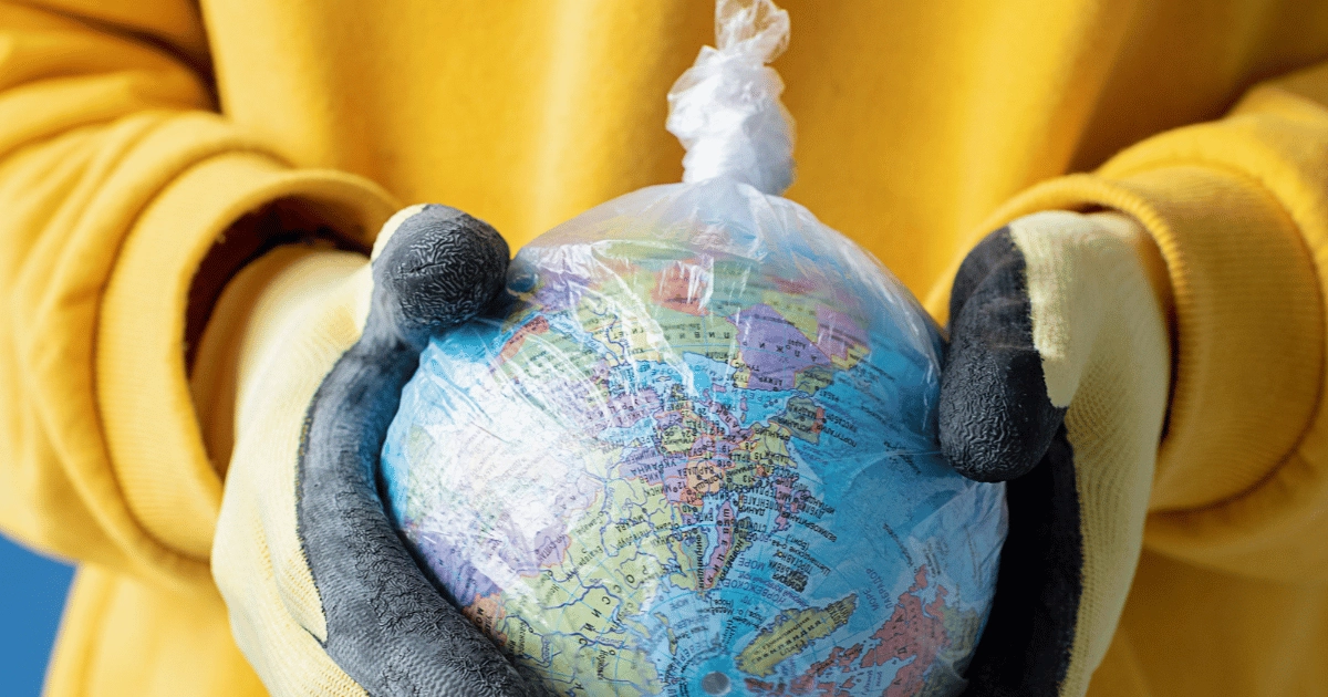planeta Tierra envuelto en una bolsa de plástico