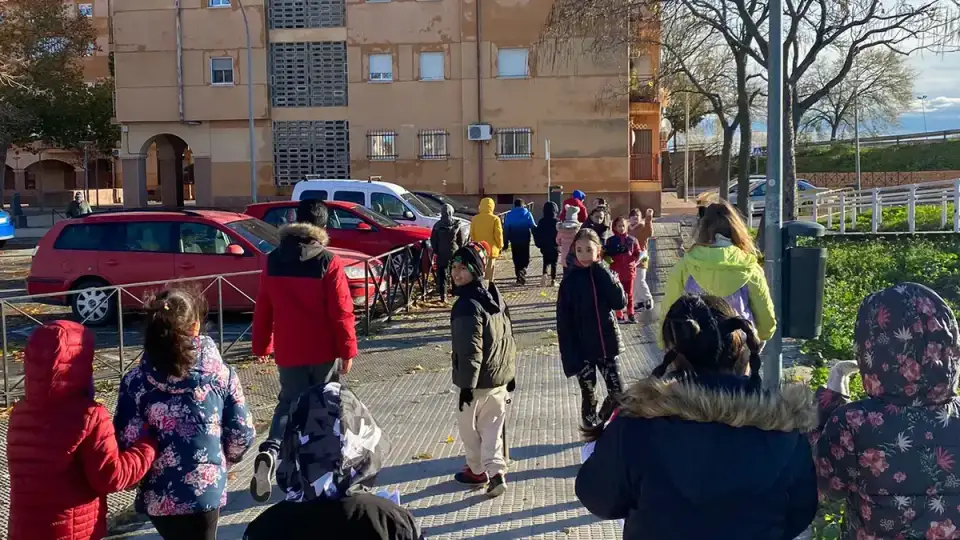 Alumnado participando en el proyecto escolar Los Guardianes del Planeta