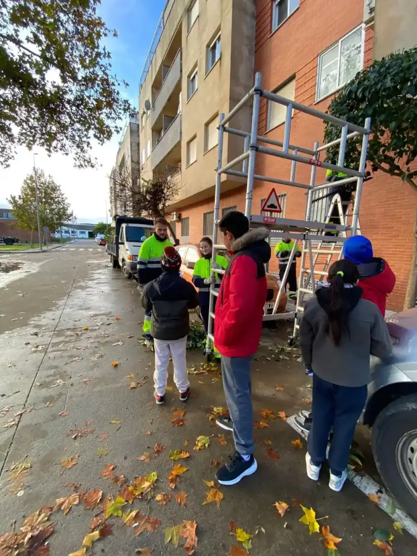 Alumnado participando en el proyecto escolar Los Guardianes del Planeta